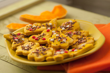Curly pumpkin cookies