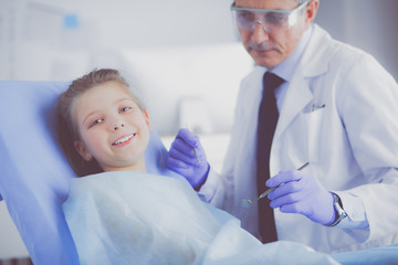 Obraz premium Little girl sitting in the dentists office