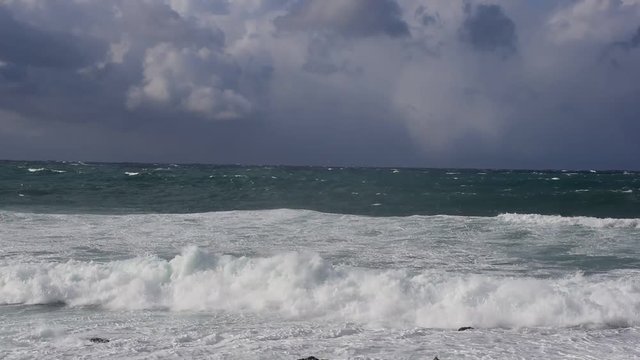 Mare molto mosso. Le onde si infrangono sulla linea di costa