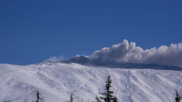 Vulcano Etna (Catania) durante una eruzione del 2019, Ripresa dal versante occidentale territorio del comune di Maletto, altitudine 2000 metri,altitudine dei crateri
