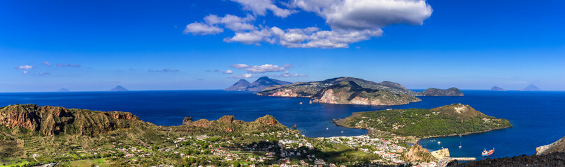 Fototapeta na wymiar Blick von Vulcano auf die anderen Liparischen Inseln