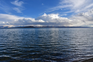 Fototapeta premium China. Great lakes of Tibet. Lake Teri Tashi Namtso in summer evening under a cloudy sky