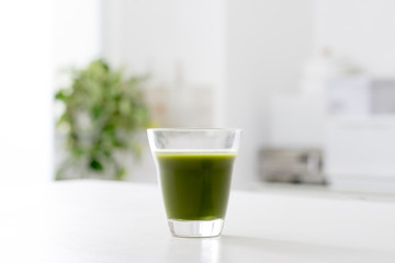 緑色の野菜ジュース