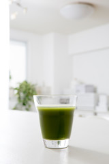 緑色の野菜ジュース