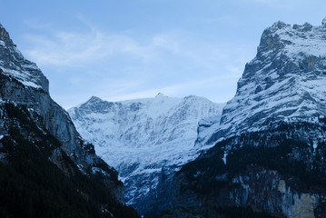 秋の夕暮の下グリンデルワルト氷河（スイス・ベルン州・グリンデルワルト）