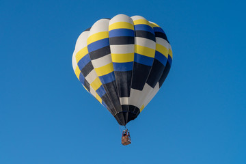 気球と快晴な青空
