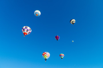 気球と快晴な青空