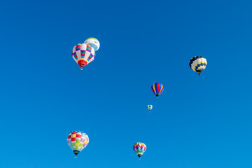 気球と快晴な青空
