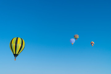 気球と快晴な青空