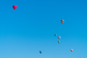 気球と快晴な青空