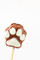 猫の手の形をしたチョコケーキ