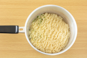 鍋で作ったインスタントラーメン