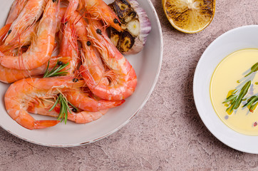 Fried unpeeled large shrimp