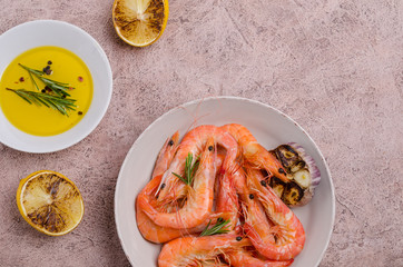 Fried unpeeled large shrimp