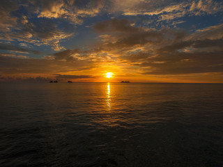 Naklejka premium Sunset into the Ocean