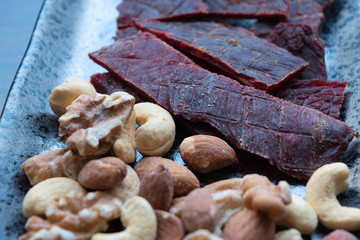 ビーフジャーキーとミックスナッツ
