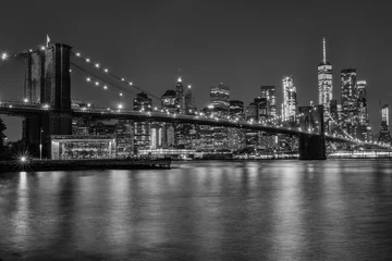Fototapete Brooklyn Bridge Brooklyn Bridge bei Nacht in Schwarzweiß