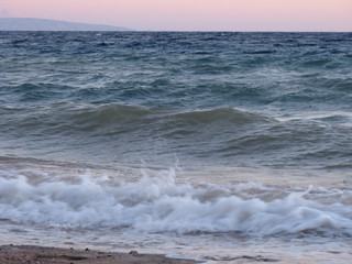 Mar de Dahab, Egipto con olas de color oscuro y espuma blanca