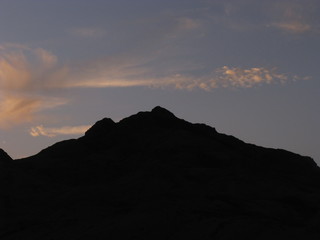 Desierto de Dahab, montañas de Egipto en la noche fotos contra del sol, nubes rosadas