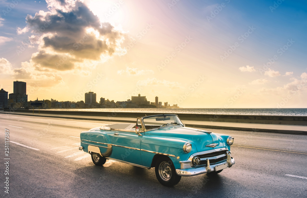 Wall mural Amerikanischer mint blauer Cabriolet Oldtimer auf dem berühmten Malecon im Sonnenuntergang in Havanna Kuba - Serie Kuba Reportage