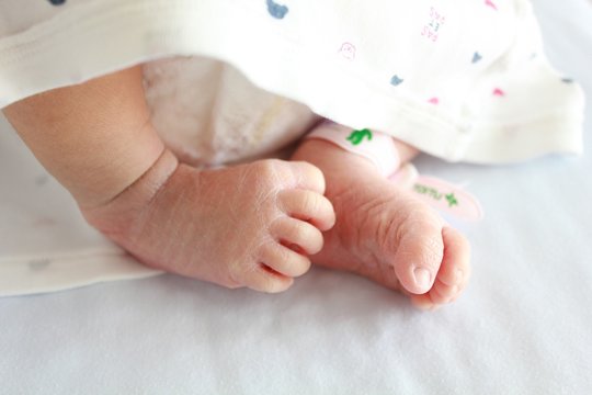新生児の赤ちゃんの足と名札