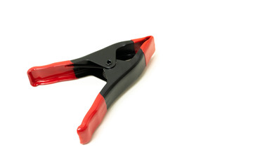 黒色と赤色のスプリングクランプ