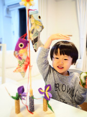 こどもの日に柏餅を食べる男の子