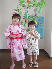 七夕に浴衣を着ている子供たち