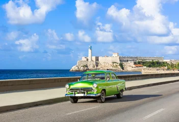 Poster Im Rahmen Amerikanischer grüner Cabriolet Oldtimer auf dem berühmten Malecon und im Hintergrund die Festung Castillo de los Tres Reyes del Morro in Havanna Kuba - Serie Kuba Reportage © mabofoto@icloud.com