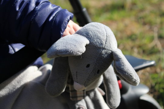 peluche souris grise