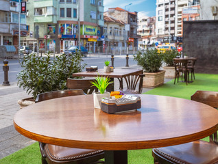 Obraz premium Empty table in cafe on the street