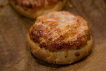 Vegetarische Minipizza im Backofen