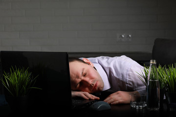 Obraz premium man sitting at table and working on laptop