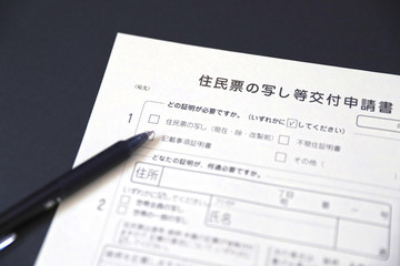 Fototapeta premium Formularz wniosku o dotację, taki jak kopia karty rezydenta i długopis