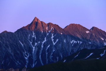 Fototapeta premium 北アルプス三俣山荘から望む 夕闇に浮かぶ槍ヶ岳の雄姿