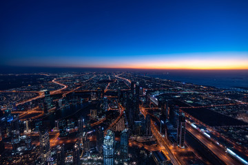 Obraz premium Bird view of Dubai skyline at magic hour