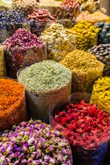 Gewürze und Kräuter auf dem arabischen Straßenmarktstall © monticellllo
