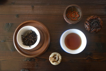 bowls with dry and brewed tea