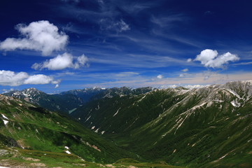 北アルプス水晶岳山頂への道から　裏銀座コース　黒部湖と白馬三山遠景