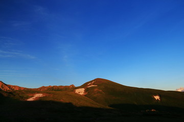 北アルプス雲ノ平　日本最後の秘境を歩く　夕陽に映える山々　祖父岳