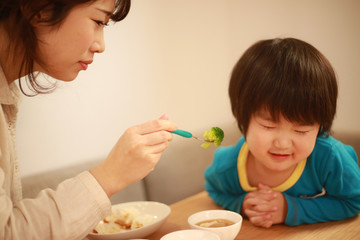 野菜を嫌がる男の子
