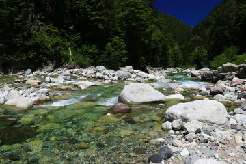 夏　清涼の黒部川奥ノ廊下と薬師沢