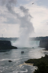 Fototapeta na wymiar Niagara Falls and tourist boats