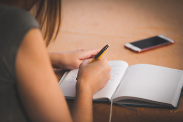 PIsanie w zeszycie przez kobiete