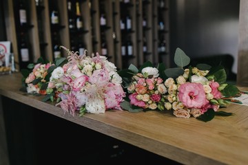 Table full of bouquets of flowers, decorated at the event.