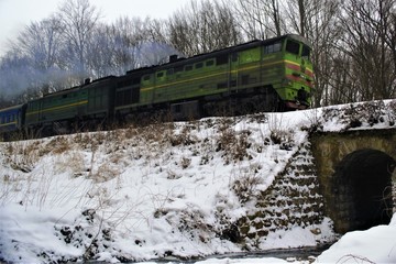  train on the way over the arch