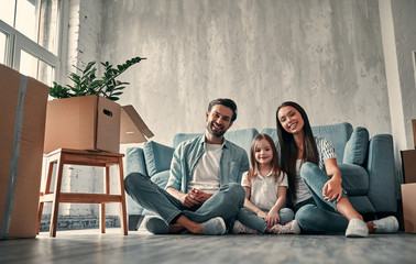 Naklejka premium Family on moving day