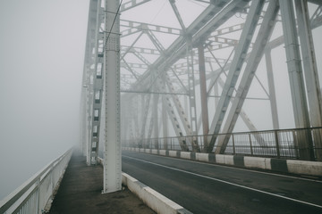 Утренний туман на мосту