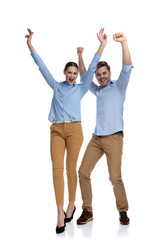 Obraz premium young casual couple with hands in the air screams