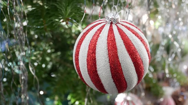 Swinging christmas bauble